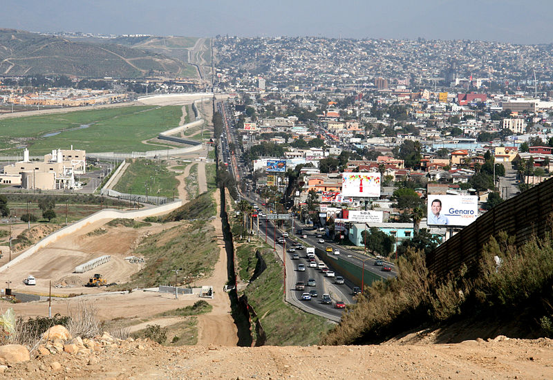 800px-Border_Mexico_USA