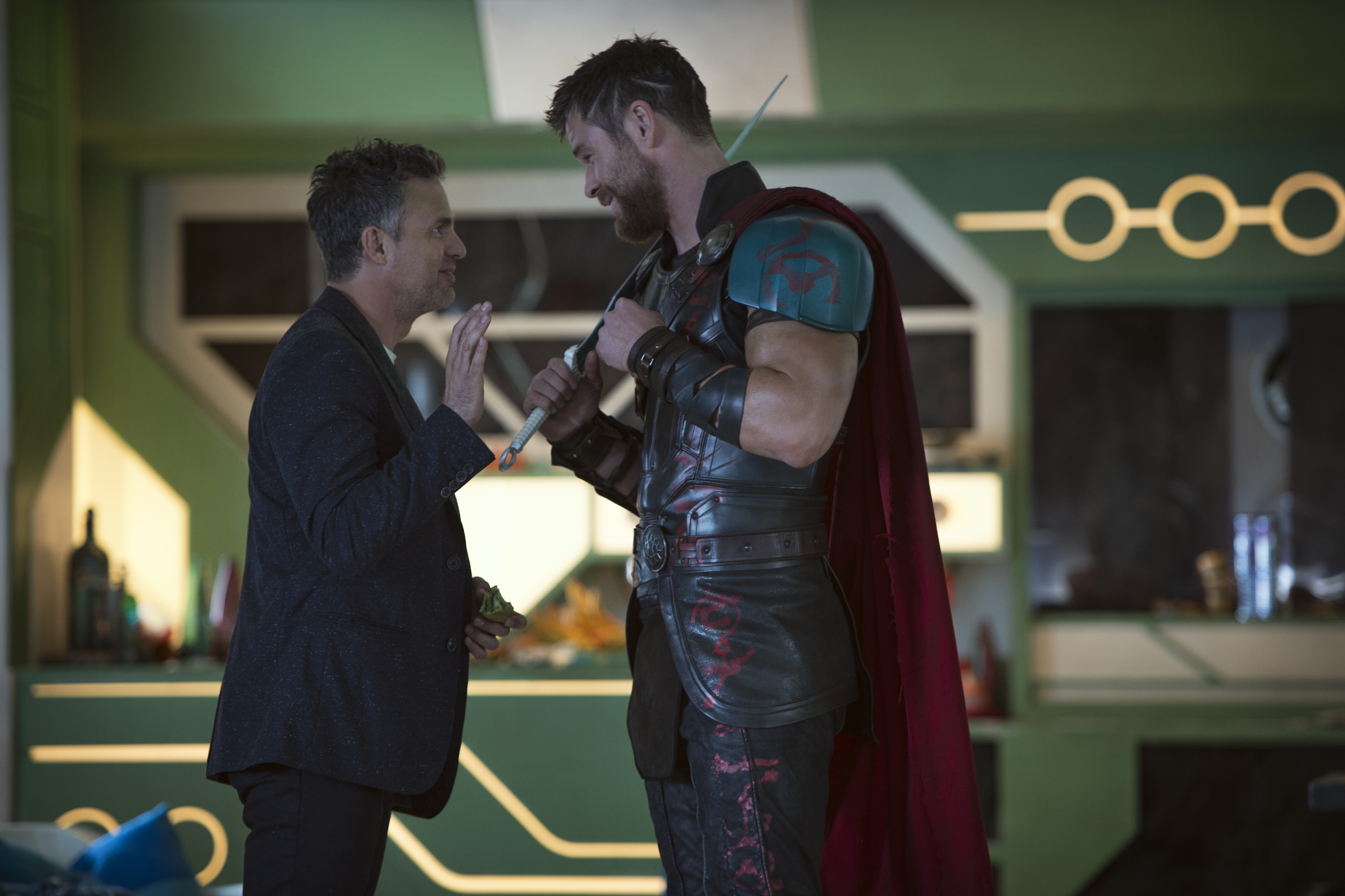 Marvel Studios Thor: Ragnarok..L to R: Bruce Banner/Hulk (Mark Ruffalo) and Thor (Chris Hemsworth)..Photo: Jasin Boland..©Marvel Studios 2017